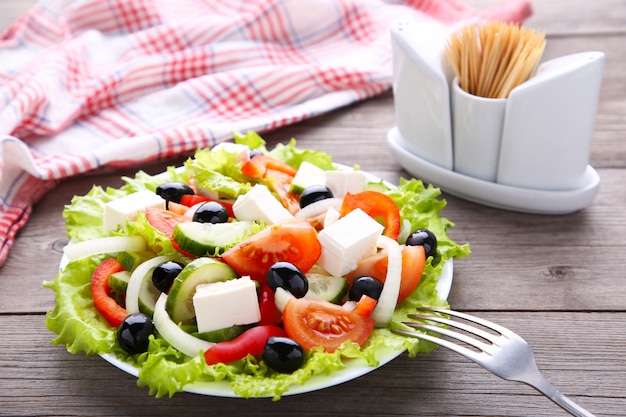 Salada de legumes fresca em cinza de madeira