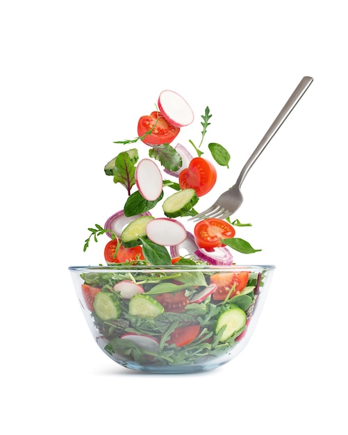 Salada de legumes fresca em prato de vidro com garfo isolado no fundo branco