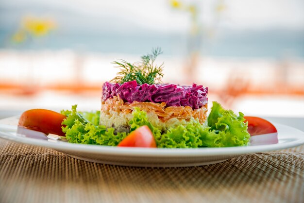 Foto salada de legumes fresca no prato branco. restaurante