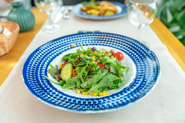 salada de legumes fresca, servida em uma mesa em um restaurante