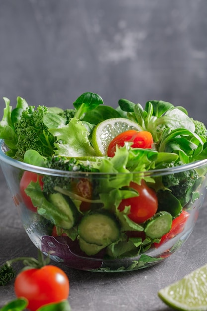 Salada de legumes fresca sobre fundo cinza texturizado O conceito de comida vegetariana orgânica Copiar espaço