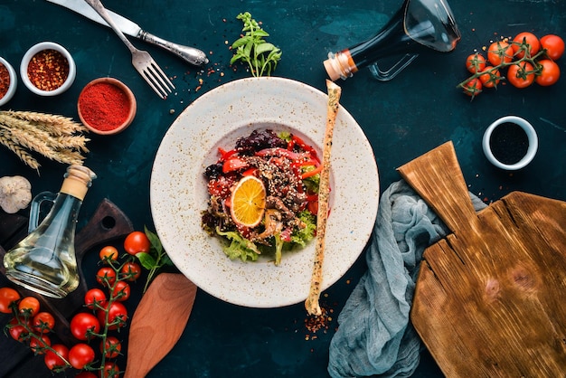 Salada de legumes frescos com cogumelos de vitela e sementes de gergelim No fundo antigo Espaço para cópia grátis Vista superior