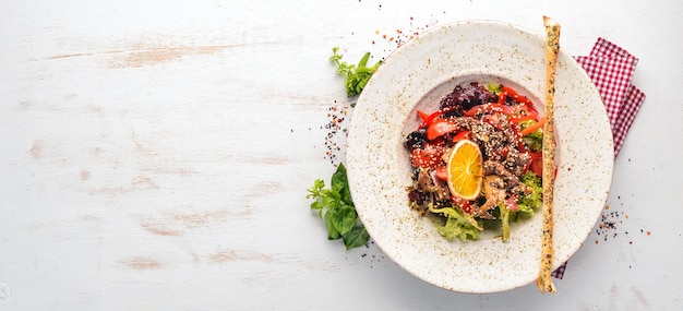 Salada de legumes frescos com cogumelos de vitela e sementes de gergelim no fundo antigo espaço para cópia grátis vista superior