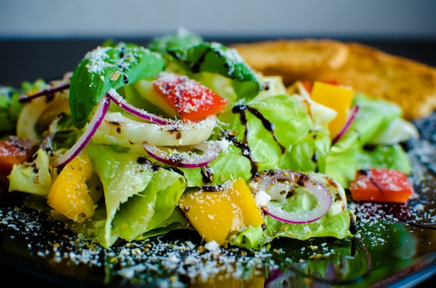 Salada de legumes frescos com pão