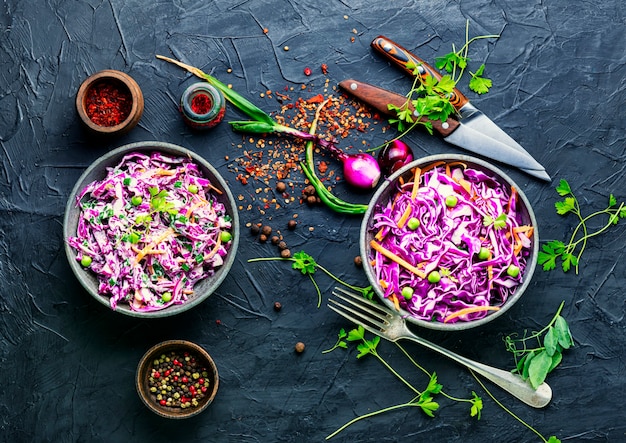 Salada de legumes frescos com repolho roxo e cenoura. Salada de salada de repolho