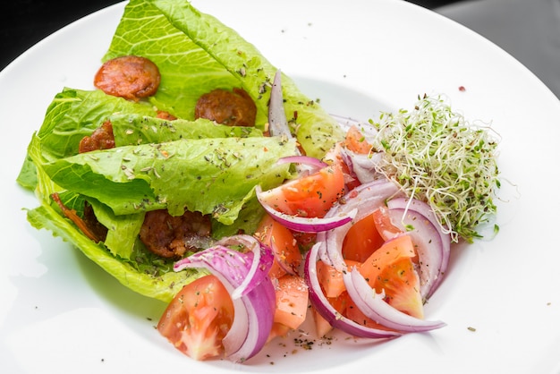 Salada de legumes frescos com tomate, escarola e cebola.