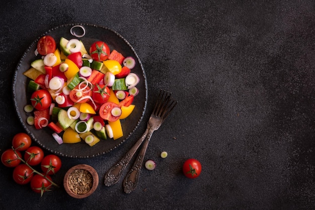 Salada de legumes frescos com tomates pimentas pepinos e outros ingredientes alimentação saudável