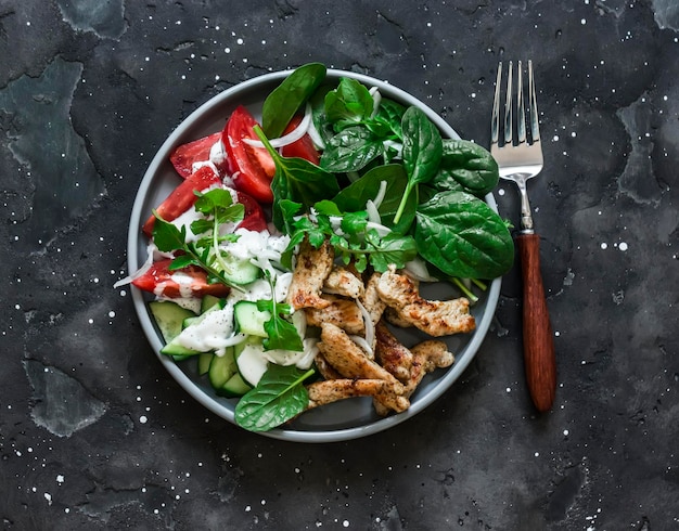 Salada de legumes frescos de peru Souvlaki em uma vista superior de fundo escuro