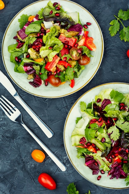 Salada de legumes frescos e alface