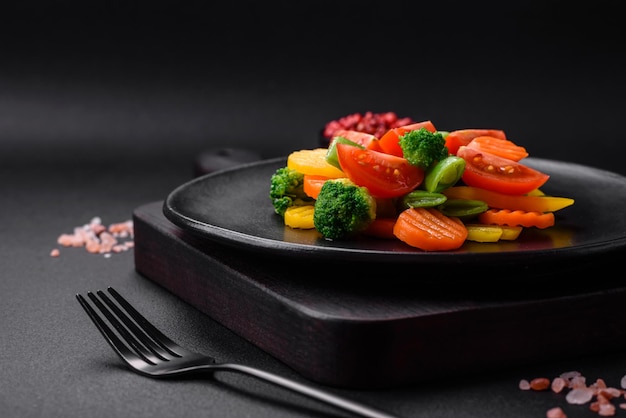Salada de legumes frescos e cozidos no vapor tomate cereja brócolis e cenoura