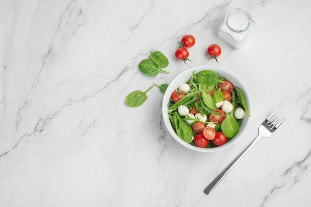 Salada de legumes frescos e ervas com mussarela