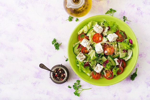 Salada de legumes frescos em estilo grego. Menu dietético