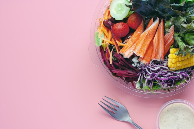 Salada de legumes frescos para dieta e alimentação saudável