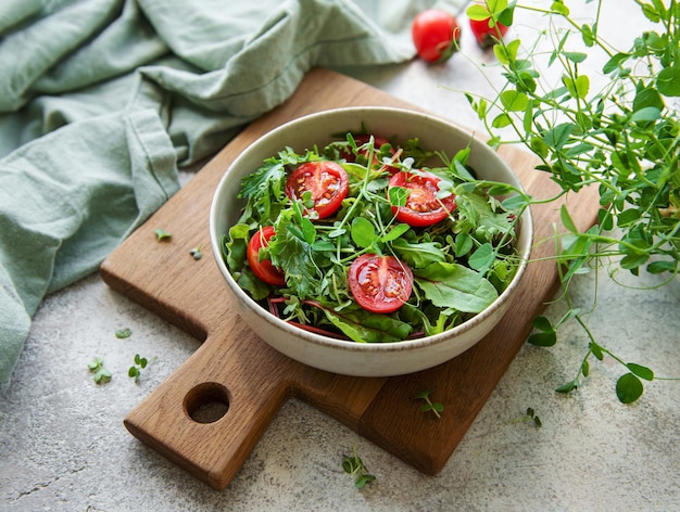 Salada de legumes frescos saudáveis de comida vegana