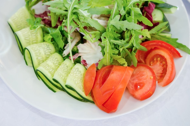 Salada de legumes frescos