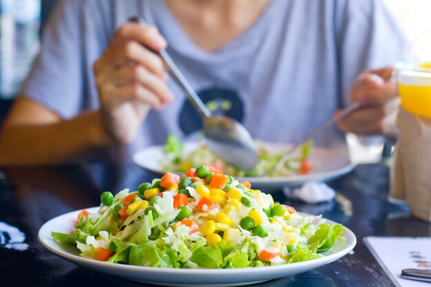 Salada de legumes frescos.