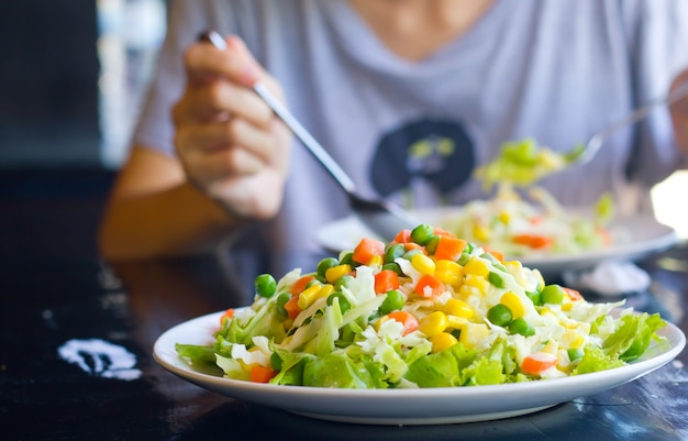 Salada de legumes frescos.