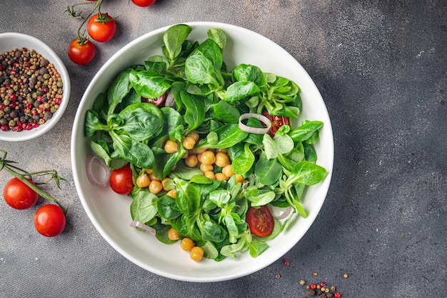 salada de legumes grão de bico, leguminosa, alface, mache, tomate fresco refeição saudável comida lanche dieta