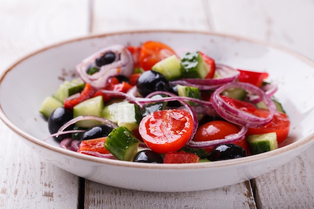 Salada de legumes grega de verão.