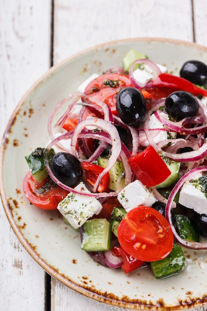 Salada de legumes grega de verão.