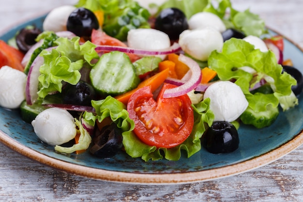 Salada de legumes grega de verão.