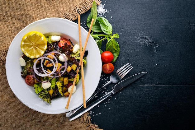 Salada de Legumes Grelhados Cogumelos Queijo Feta e Azeite Sobre uma superfície de madeira preta Espaço livre para o seu texto Vista superior