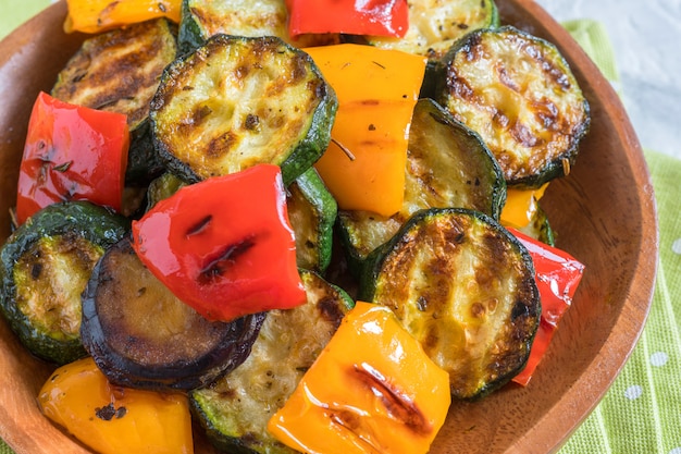 Salada de legumes grelhados com abobrinha, berinjela, cebola, pimentão e ervas