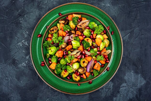 Foto salada de legumes luz brilhante