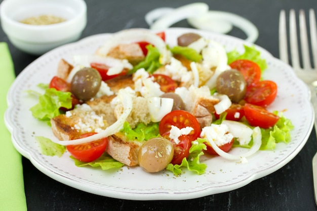 Salada de legumes no prato com garfo