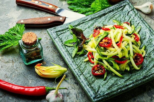 Salada de legumes primavera. Salada de abobrinha fresca, pimentão e alho