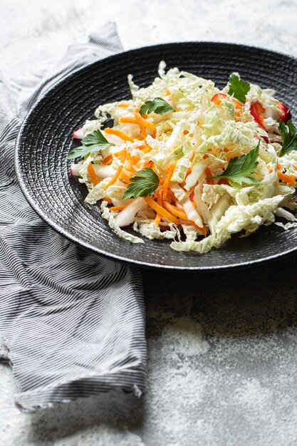 Salada de legumes repolho chinês, pimenta, rabanete, cenoura, cebola refeição saudável