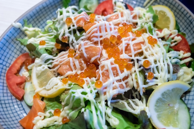 Salada de legumes salmão e ovas de amêndoa.