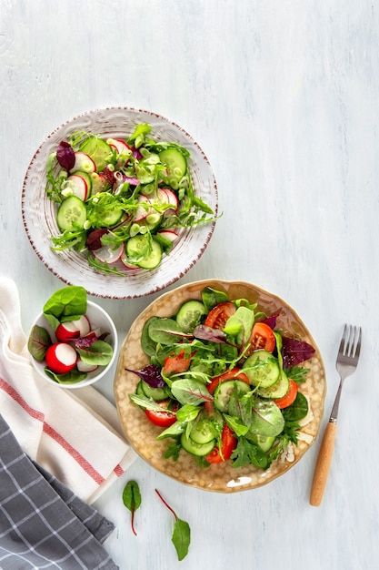 Salada de legumes saudáveis de verão com pepino, rabanete, micro verdes e tomate. salada de legumes saudável de verão.