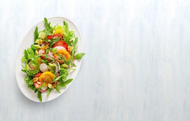 Salada de legumes saudáveis de verão com rabanete de pepino e tomate Comida saudável