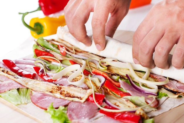 Foto salada de legumes saudáveis e tortilla com bacon