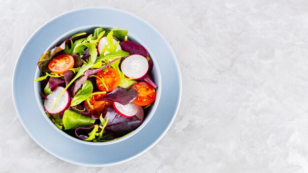 Salada de legumes saudável com tomate cereja, rabanete e salada mista