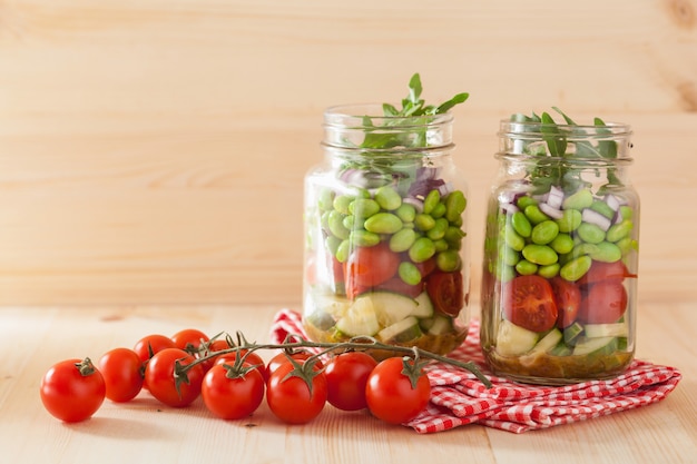 Salada de legumes saudável em frasco de vidro