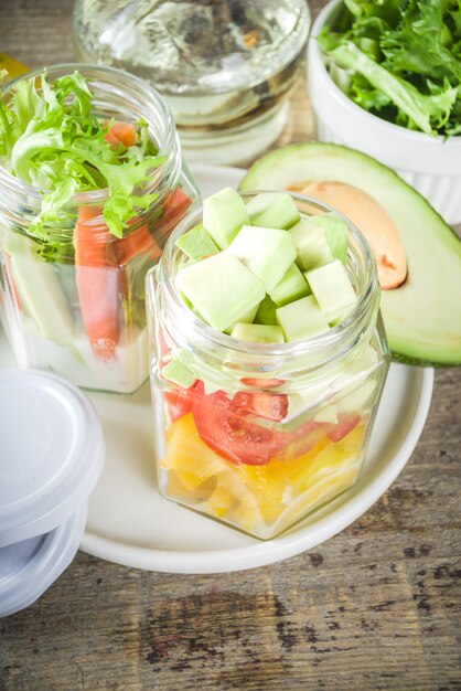 Salada de legumes saudável em frascos