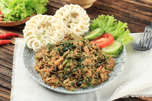 Salada de Legumes Sudanês Lotek com Molho Picante de Amendoim