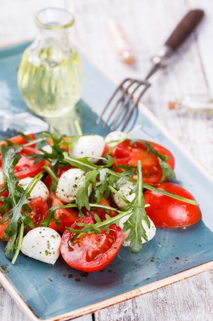 Salada de legumes, tomate cereja.