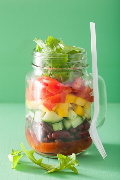 Salada de legumes vegan em frascos de pedreiro