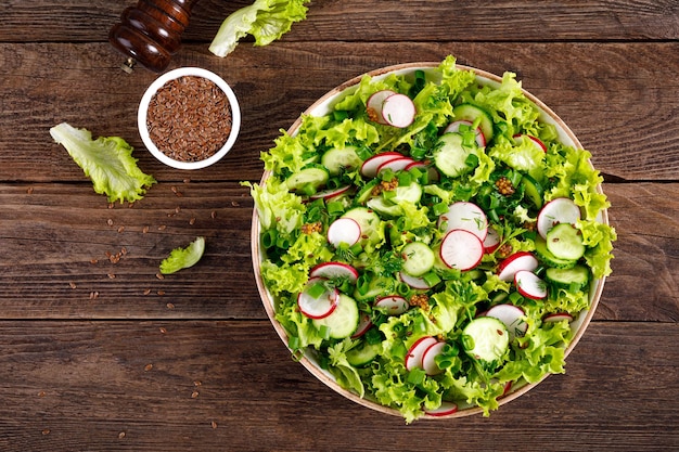 Salada de legumes vegana fresca de rabanete pepinos alface endro e cebola verde comida vegetariana saudável