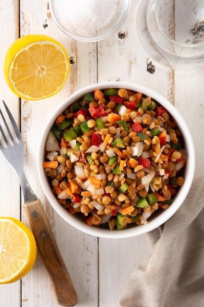 Salada de lentilha com pimentão e cenoura em uma tigela