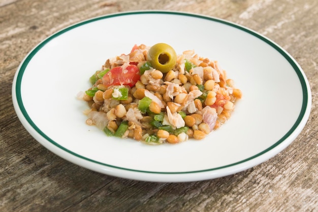 Salada de lentilhas com pimenta cebola e azeitona