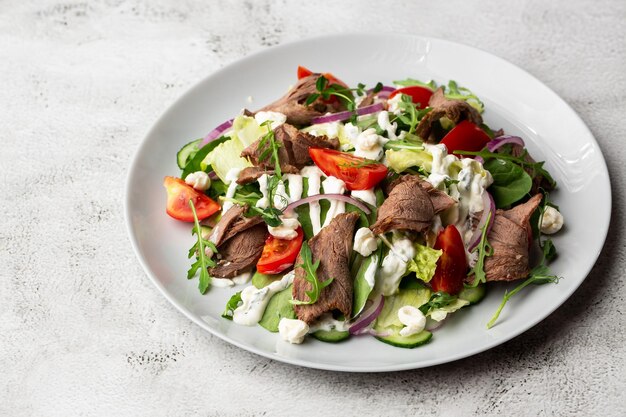 Salada de língua de boi com legumes frescos Servindo comida em um restaurante Foto para o menu