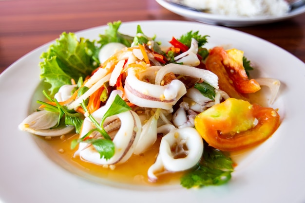 Salada de lula picante com tomate e legumes mistos.