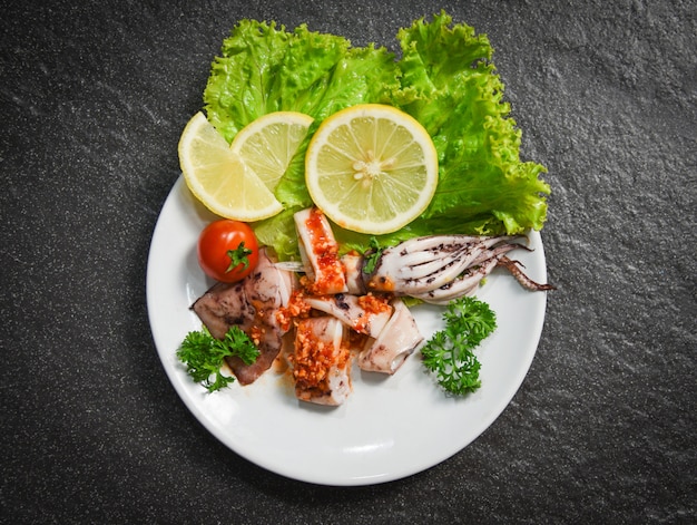 Salada de lulas com molho de pimenta especiarias e ervas picantes frutos do mar grelhados fatia de lula