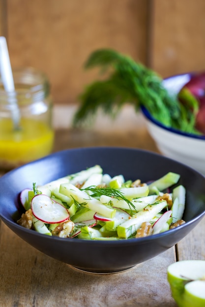 Salada de maçã, rabanete e nozes