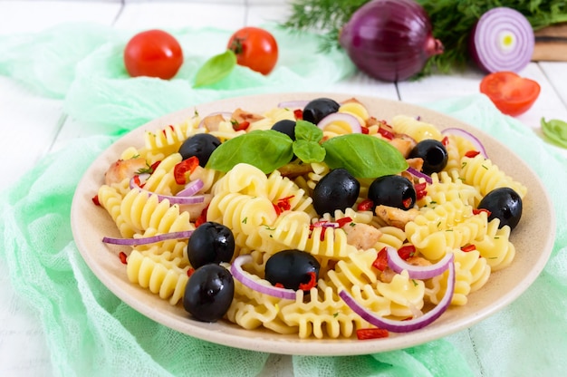 Salada de macarrão com azeitonas e cebola