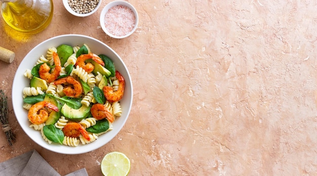 Salada de macarrão com camarão, abacate e espinafre Alimentação saudável Frutos do mar